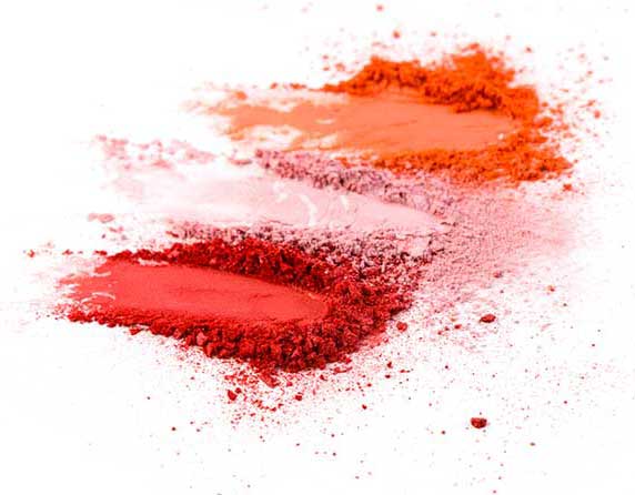 Gros plan de pigments de couleurs rouge orange et rose écrasés